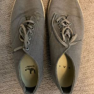 Seavees gray size 10 men’s boat shoe. Slightly worn. In good condition.